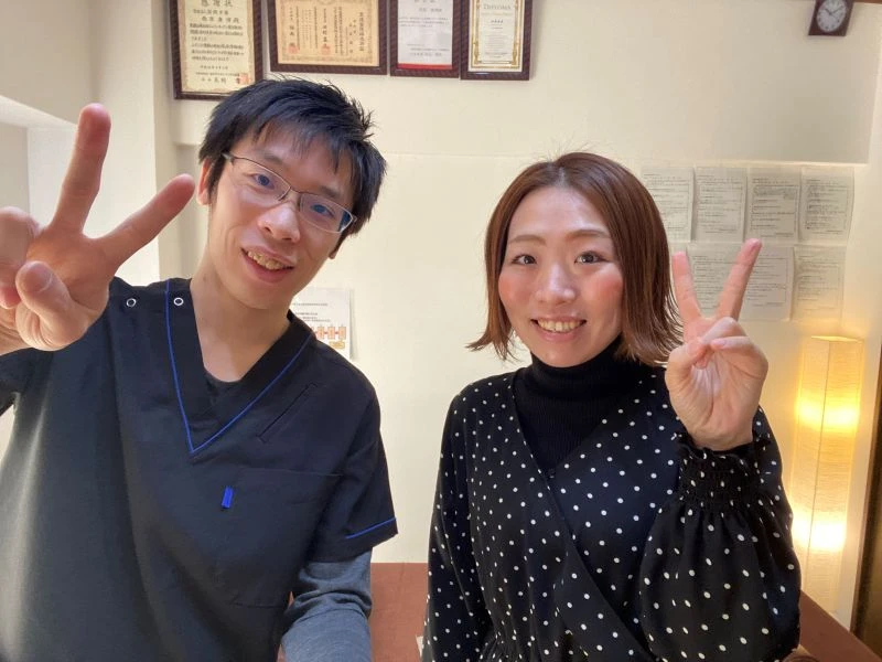 腰の狭窄症で来院された患者様と院長のツーショット写真