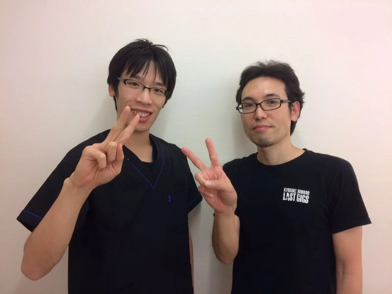 腰のヘルニアで来院された患者様と院長のツーショット写真