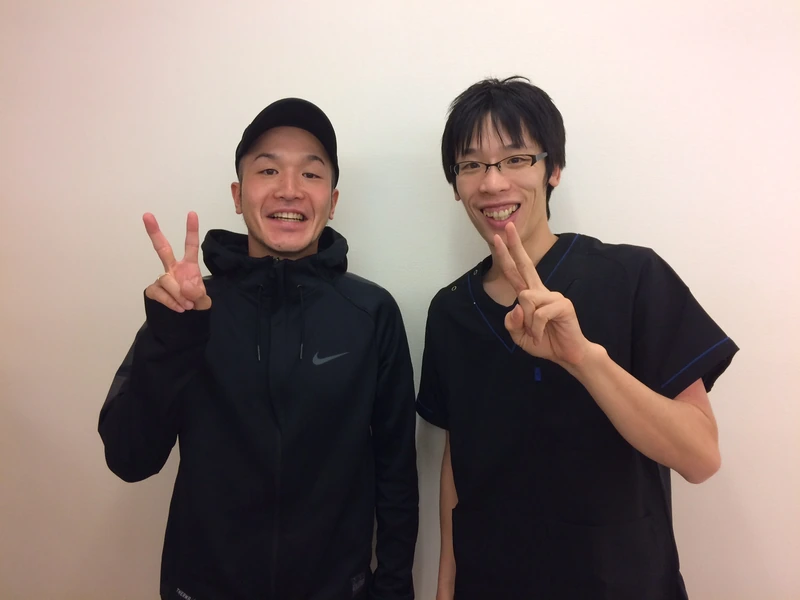 ひざ痛で来院された患者様と院長のツーショット写真