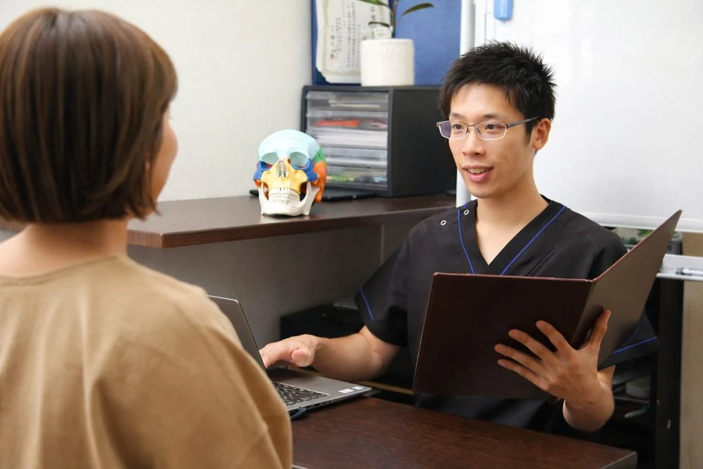 患者の悩みを聞く院長の様子