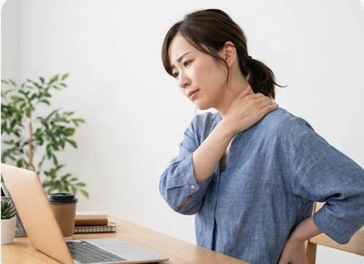仕事中に首肩のつらさを感じる女性