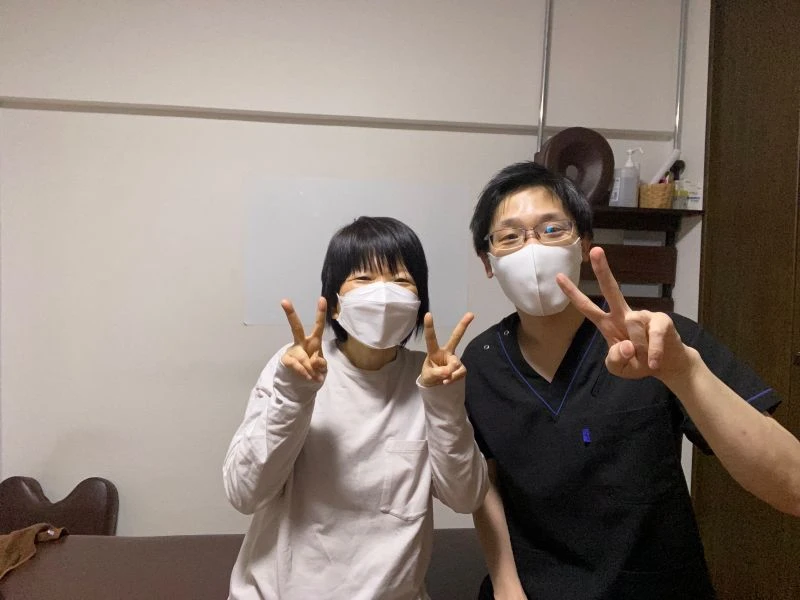 猫背や巻き肩で来院された患者様と院長のツーショット写真