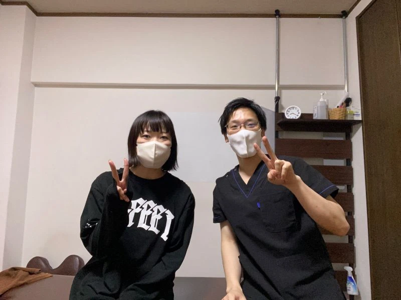 首こりや肩こりで来院された患者様と院長のツーショット写真