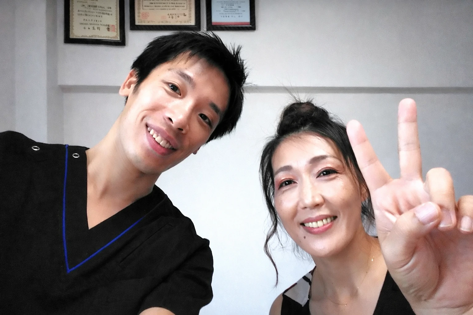 腰痛で来院された患者様と院長のツーショット写真01