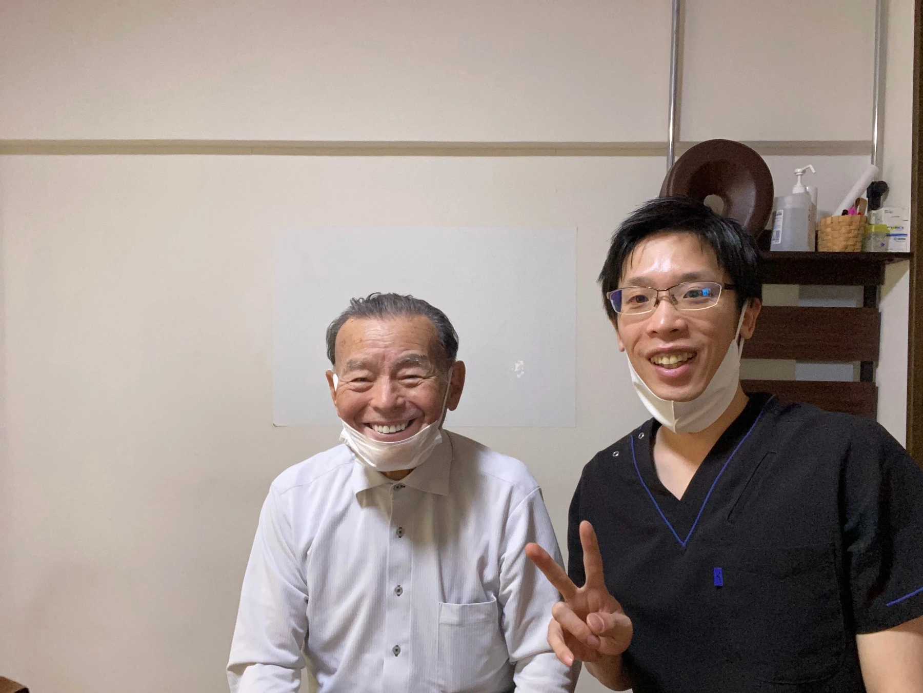 整体院心華の院長と松本様が笑顔で並ぶ写真